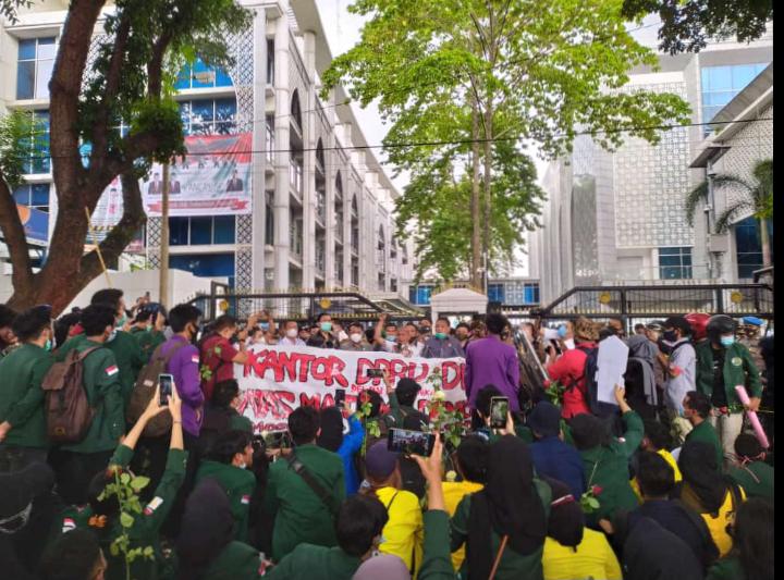 Massa aksi berkumpul di depan Gedung DPRD sambil menyuarakan aspirasinya